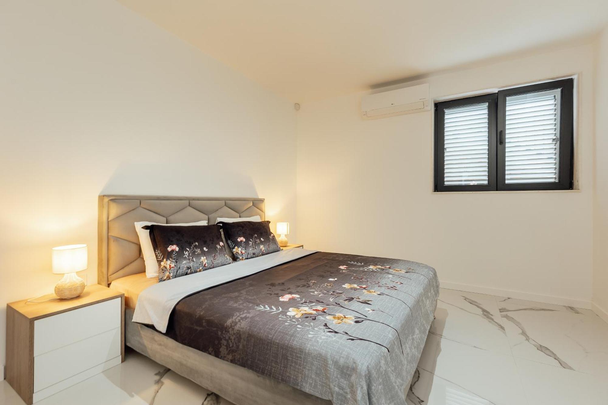 Savina Beachfront Oasis ヘルツェグ・ノヴィ エクステリア 写真