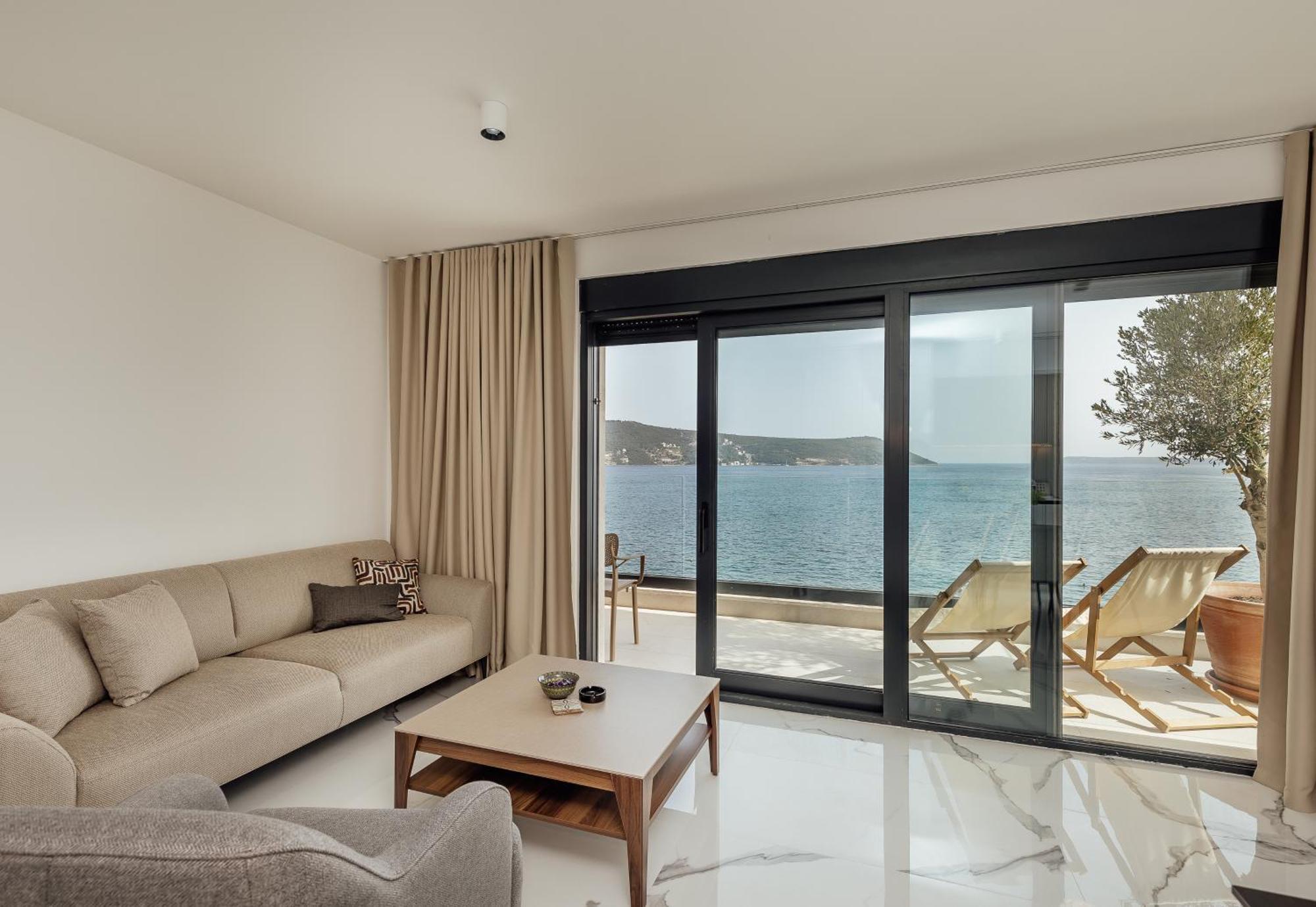 Savina Beachfront Oasis ヘルツェグ・ノヴィ エクステリア 写真