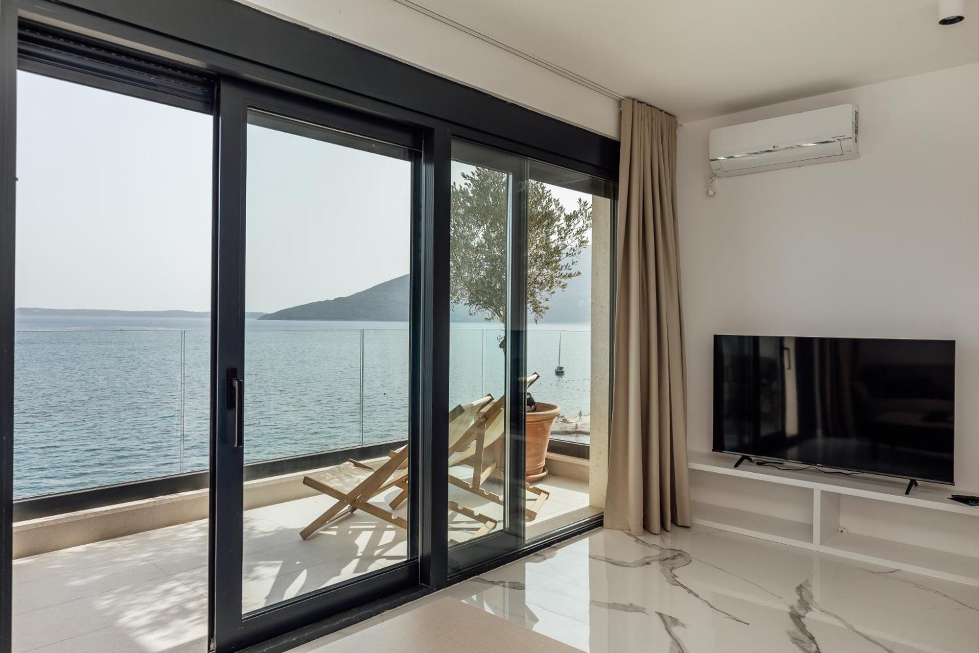 Savina Beachfront Oasis ヘルツェグ・ノヴィ エクステリア 写真