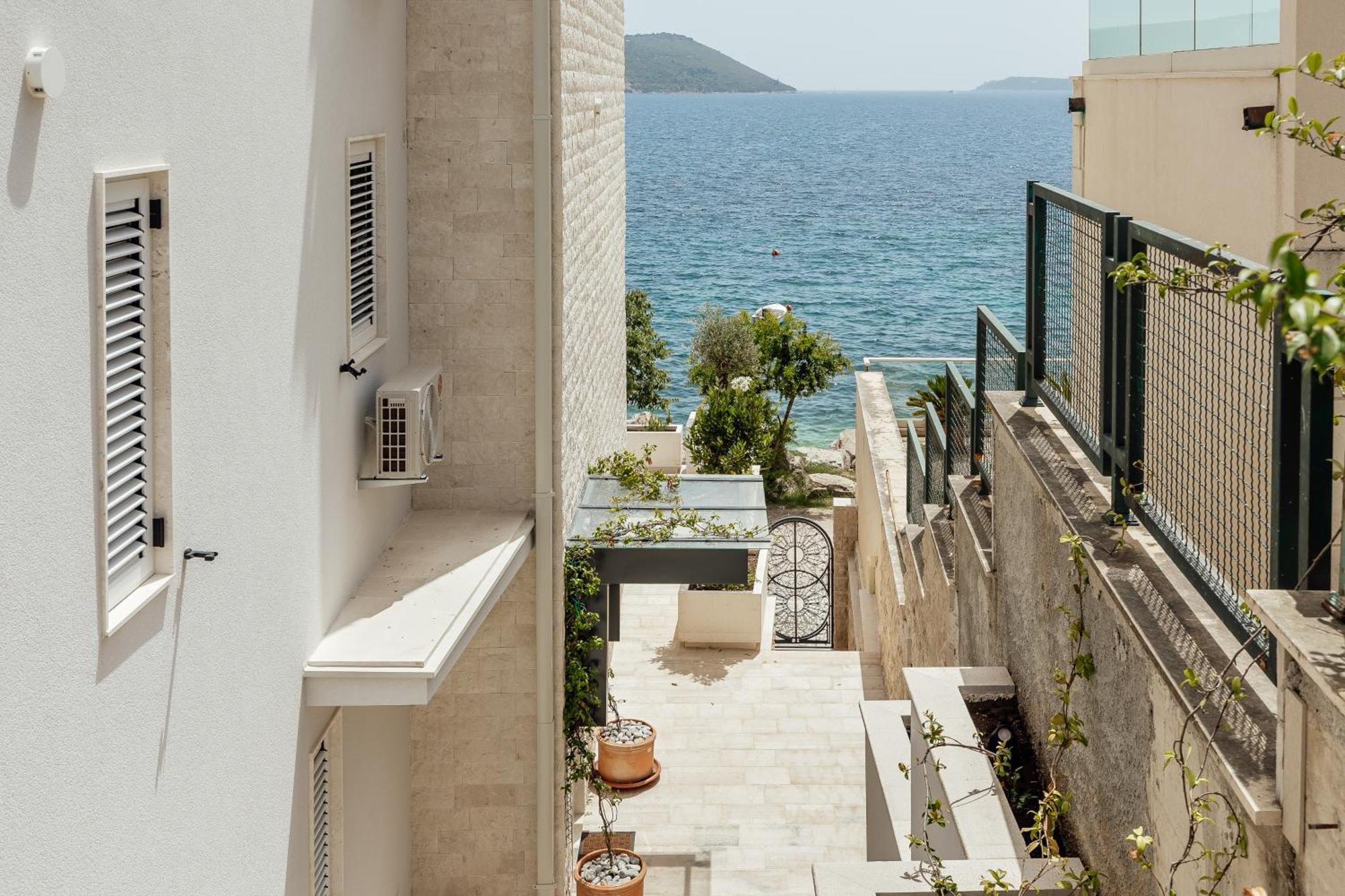 Savina Beachfront Oasis ヘルツェグ・ノヴィ エクステリア 写真